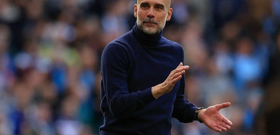 Entrenador gesticulando durante el partido en el estadio