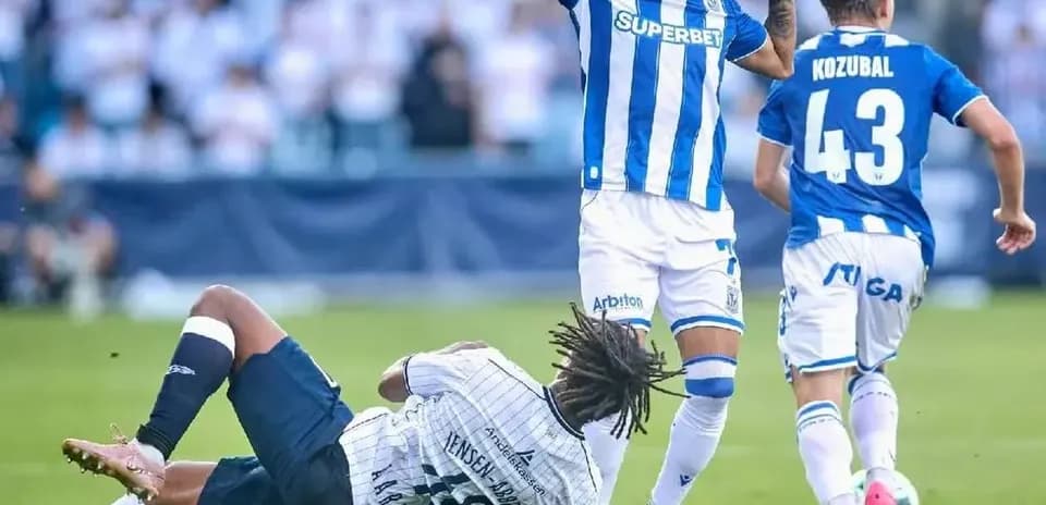 Jugadores de Lech Poznan en acción durante el partido