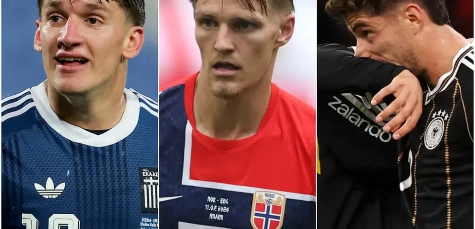 Tres futbolistas posando en diferentes camisetas de selecciones