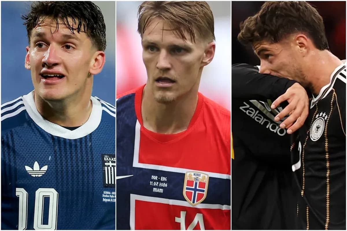 Tres futbolistas posando en diferentes camisetas de selecciones