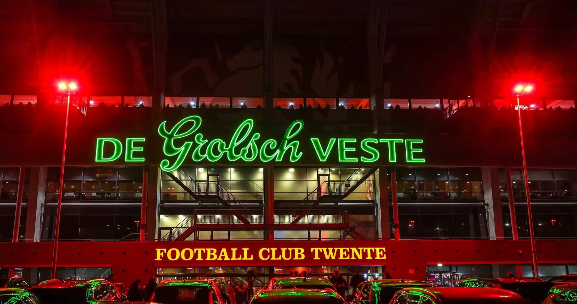 Fachada iluminada del estadio De Grolsch Veste