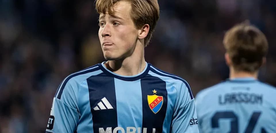 Jugador con camiseta azul de D.I.F. en el campo