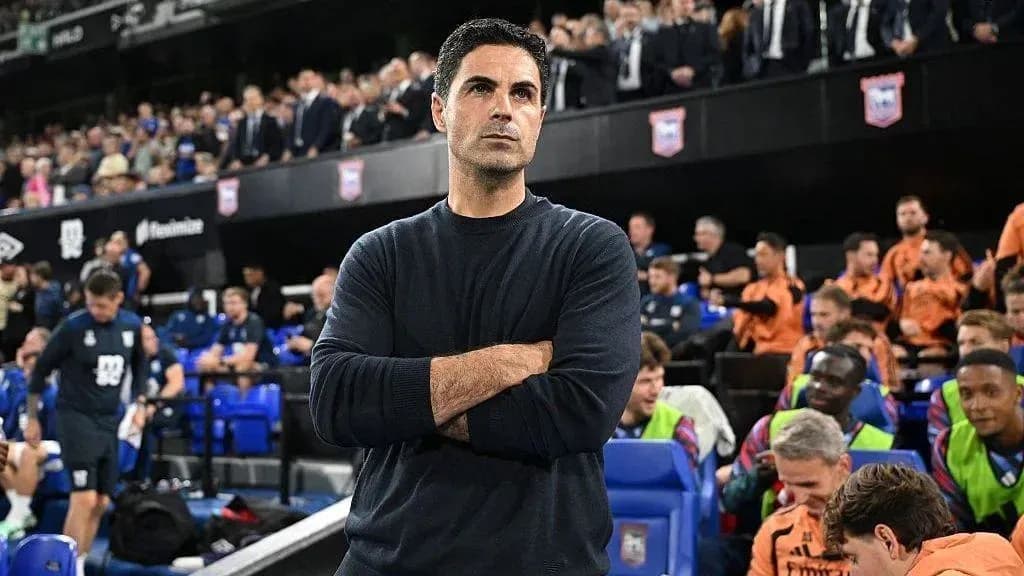 Entrenador observando el partido desde la banca