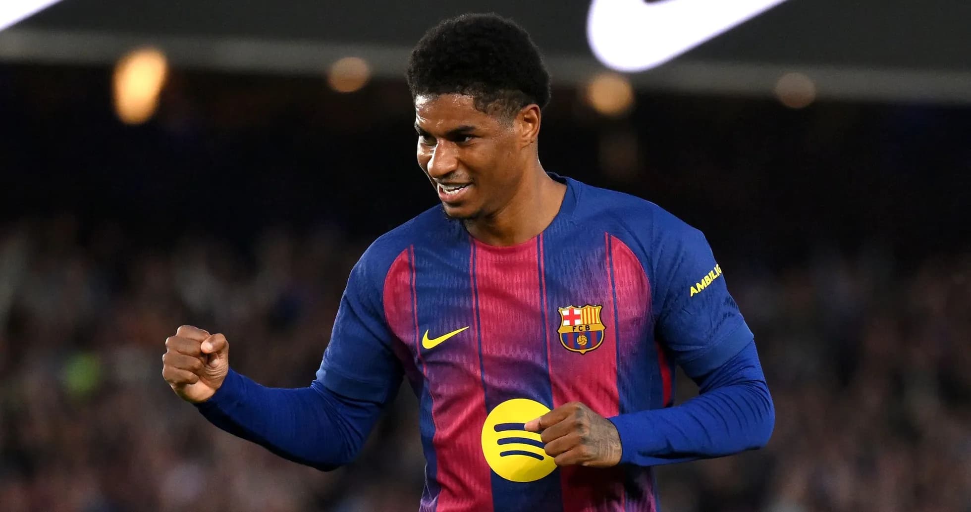 Jugador del Barcelona celebrando un gol en el campo