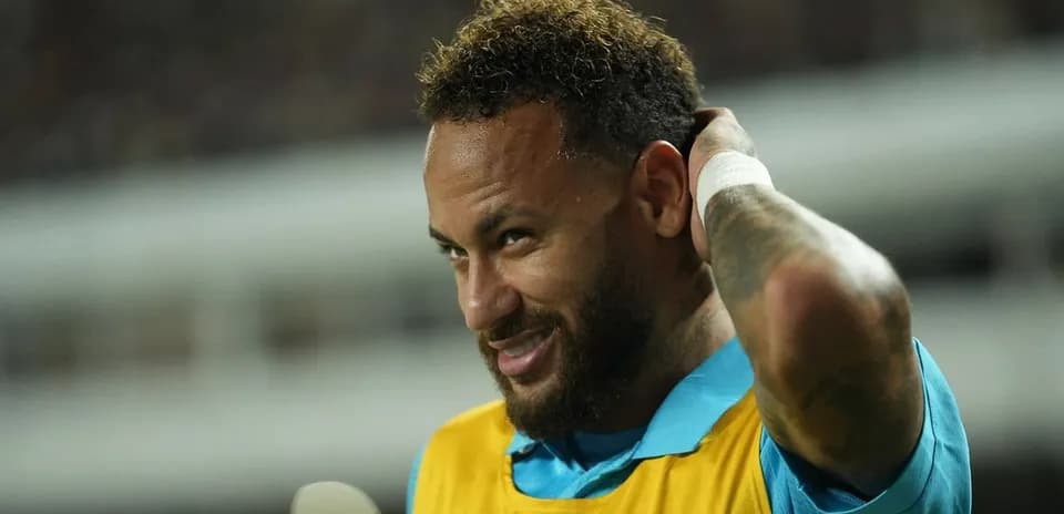Jugador en banquillo con camiseta de calentamiento