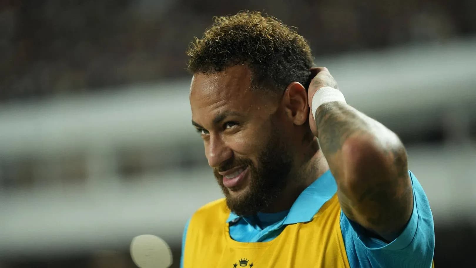 Jugador en banquillo con camiseta de calentamiento