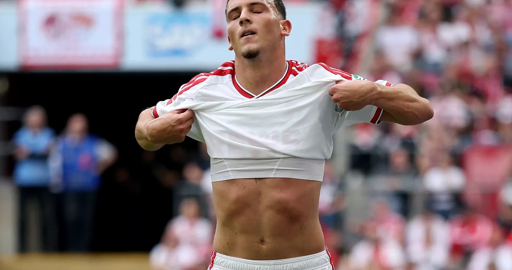 Jugador quitándose la camiseta en el campo