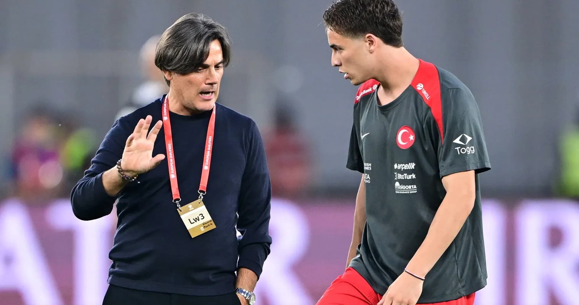 Entrenador hablando con jugador durante entrenamiento