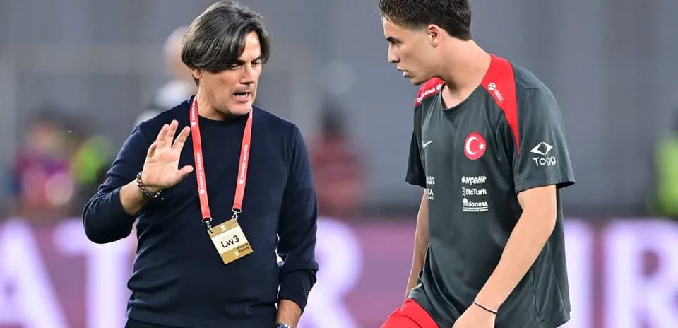 Entrenador hablando con jugador durante entrenamiento