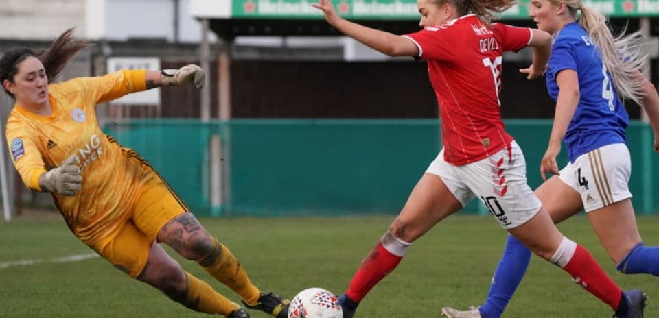 Jugadora de Charlton Athletic W en acción