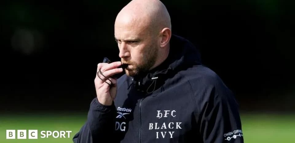 Entrenador con silbato durante sesión de entrenamiento