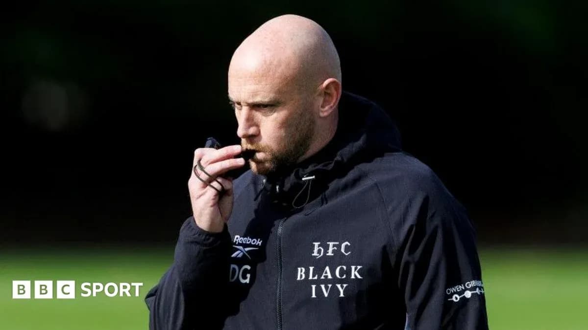 Entrenador con silbato durante sesión de entrenamiento