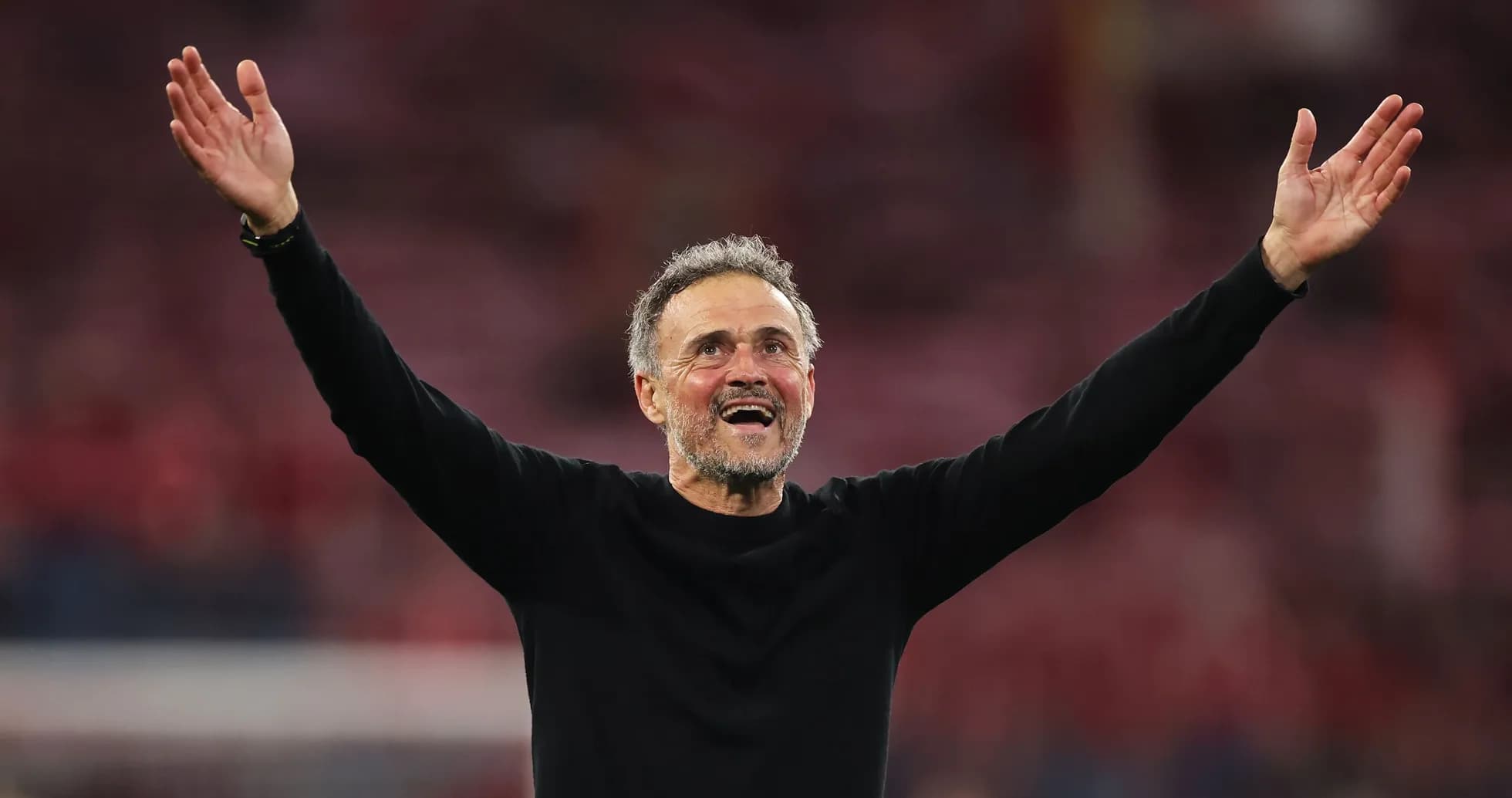 Entrenador celebrando con los brazos levantados
