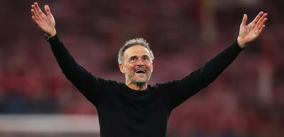 Entrenador celebrando con los brazos levantados
