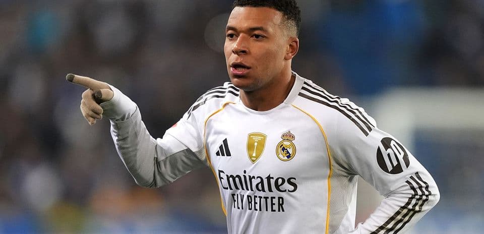 Jugador de Real Madrid señalando durante un partido
