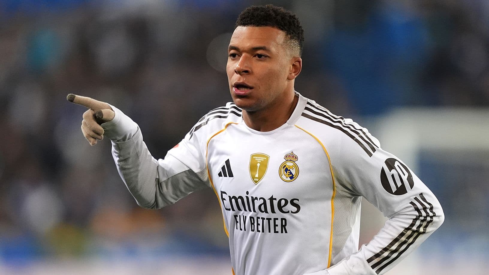 Jugador de Real Madrid señalando durante un partido
