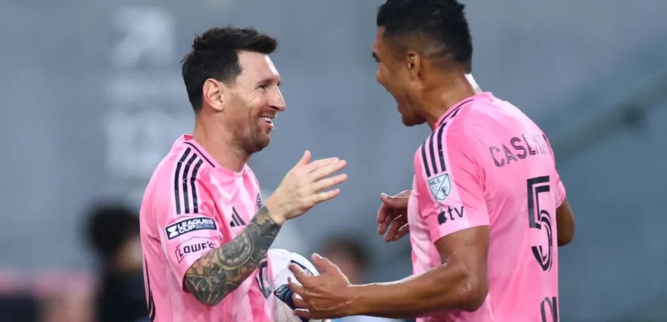 Messi y compañero celebrando un gol en el partido