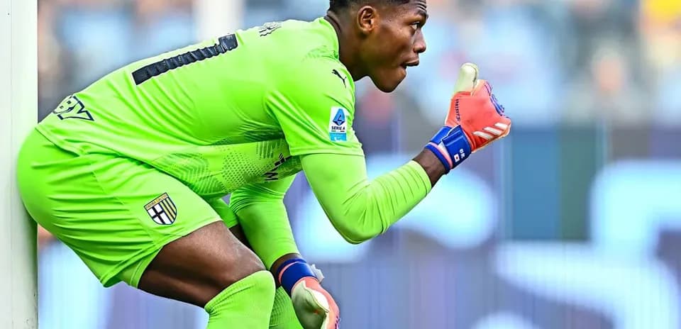 Portero con guantes en acción durante el partido