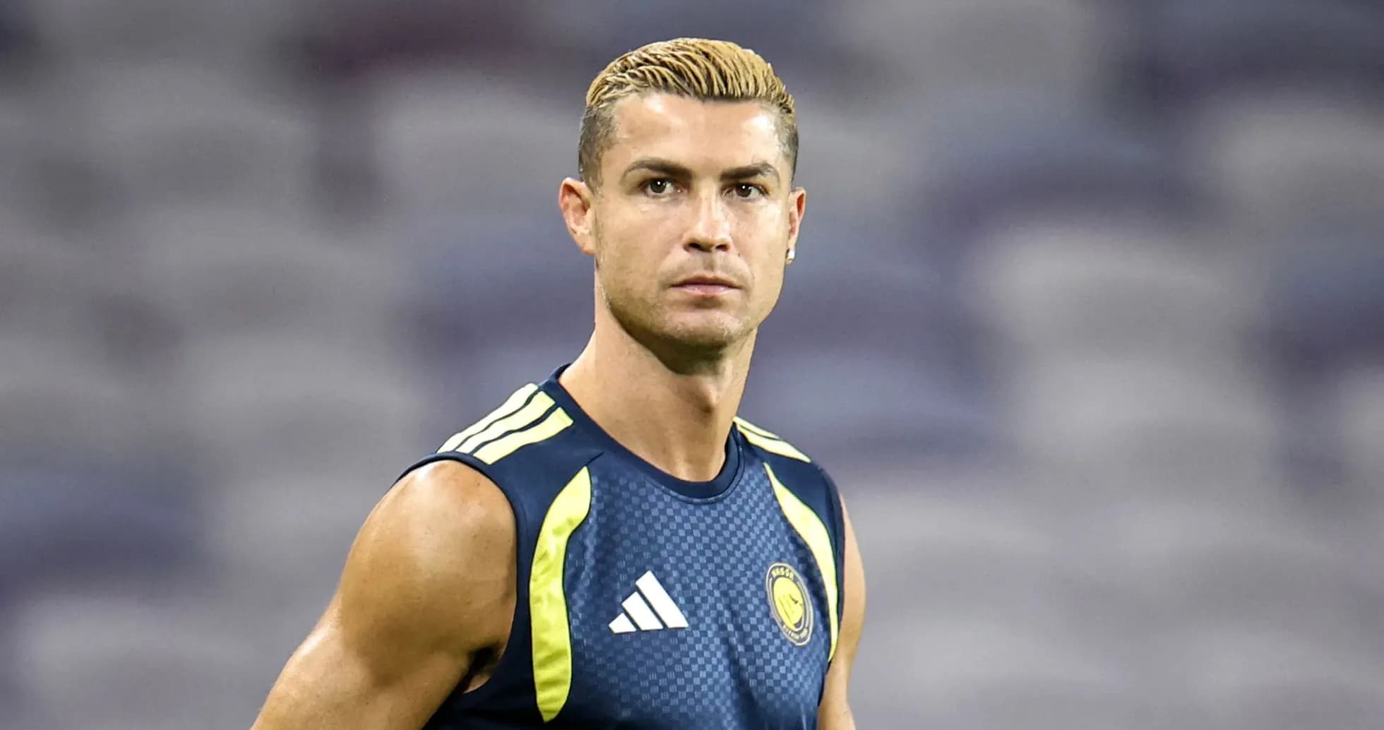 Jugador entrenando con camiseta sin mangas en campo