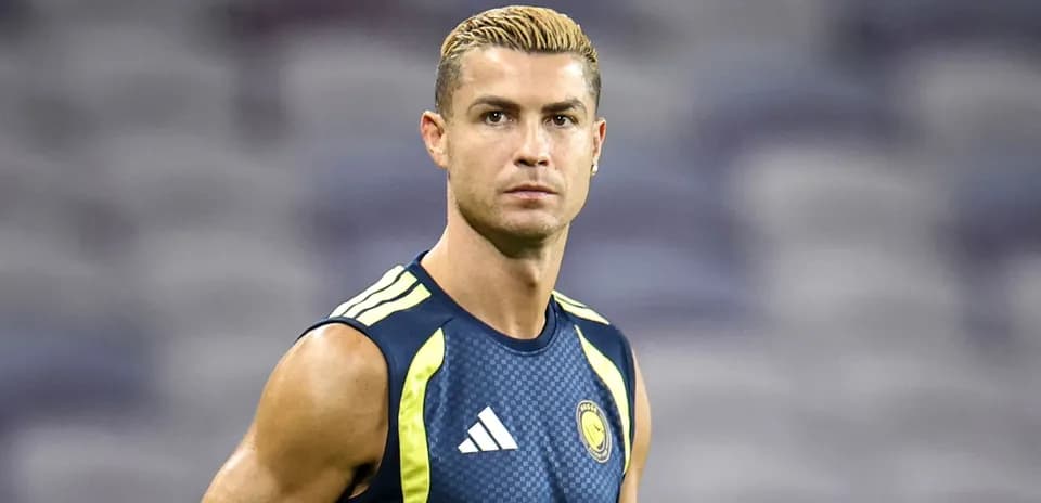Jugador entrenando con camiseta sin mangas en campo