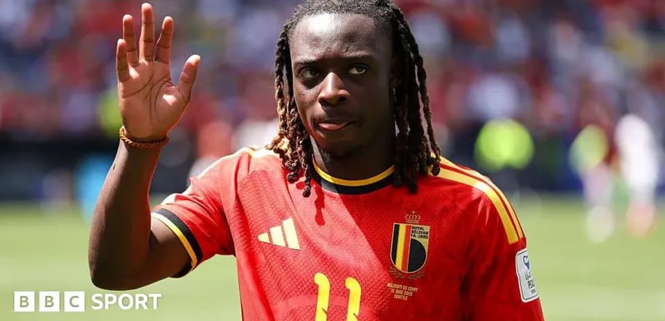 Jugador saludando con camiseta de Bélgica en el campo