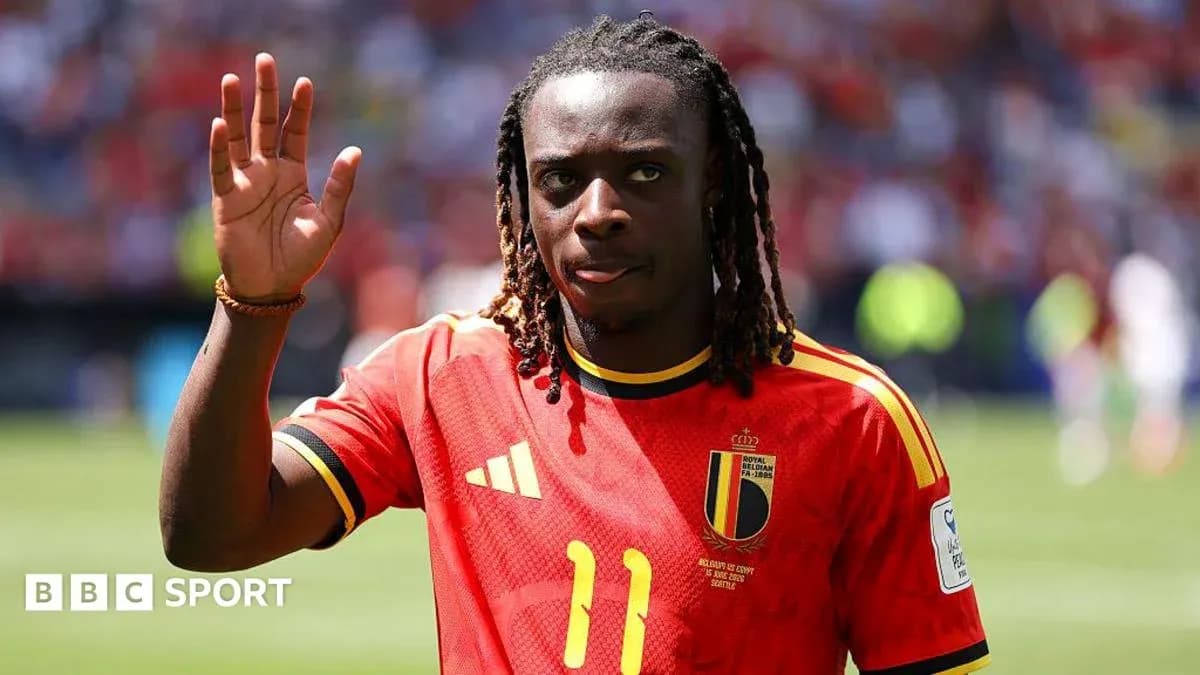 Jugador saludando con camiseta de Bélgica en el campo