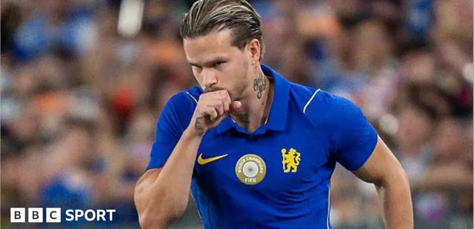 Jugador de Chelsea con camiseta azul en acción