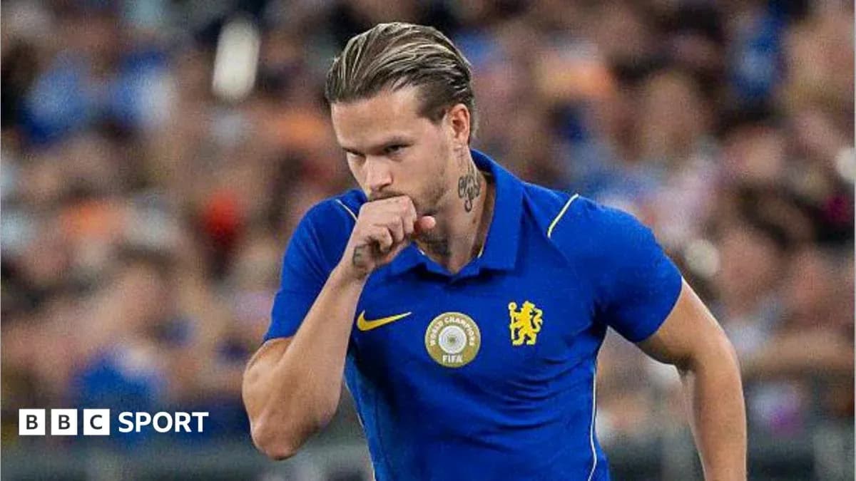 Jugador de Chelsea con camiseta azul en acción