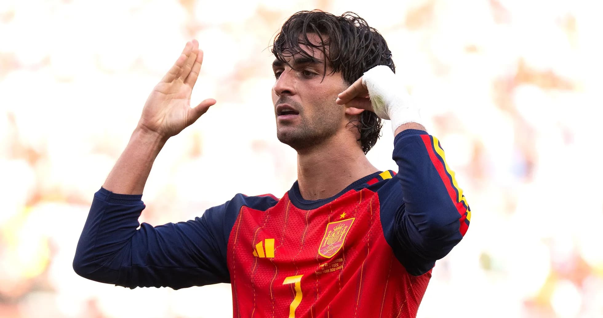 Jugador español señalando al público durante el partido