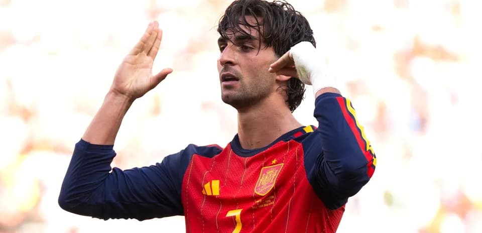 Jugador español señalando al público durante el partido