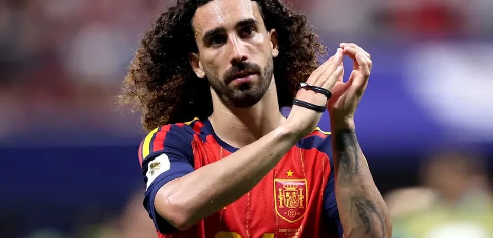 Jugador aplaudiendo tras el partido con España