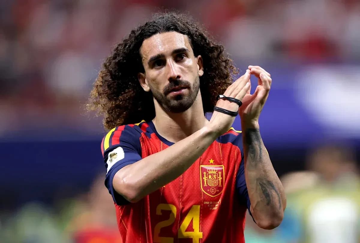 Jugador aplaudiendo tras el partido con España