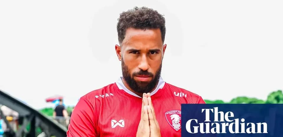 Jugador en camiseta roja haciendo gesto de oración