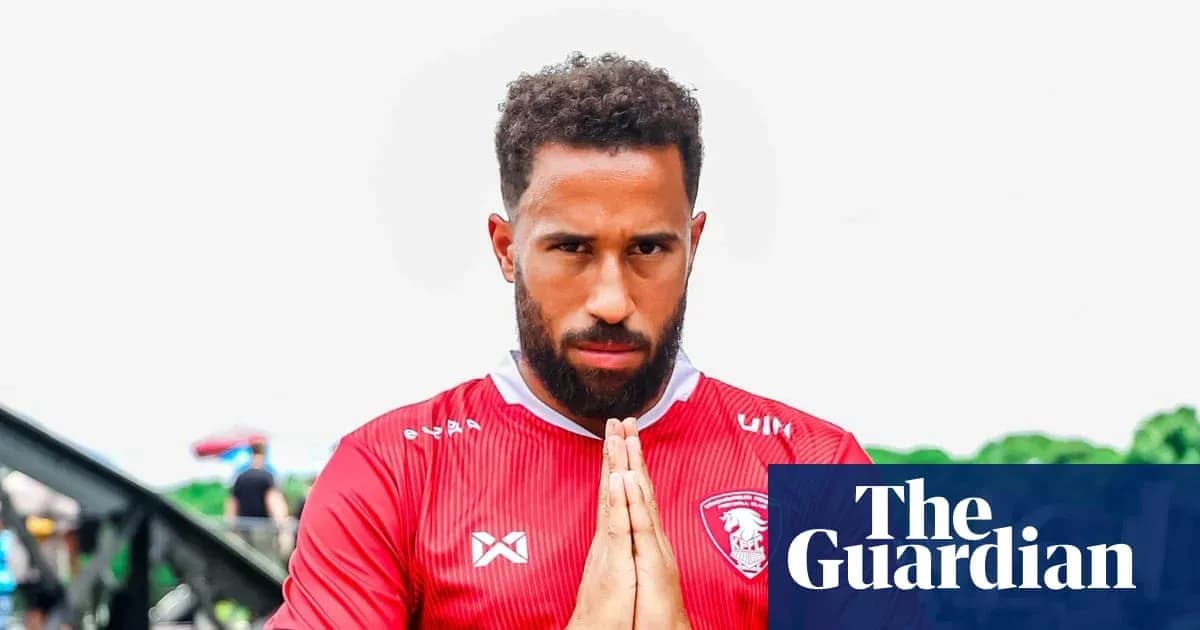 Jugador en camiseta roja haciendo gesto de oración