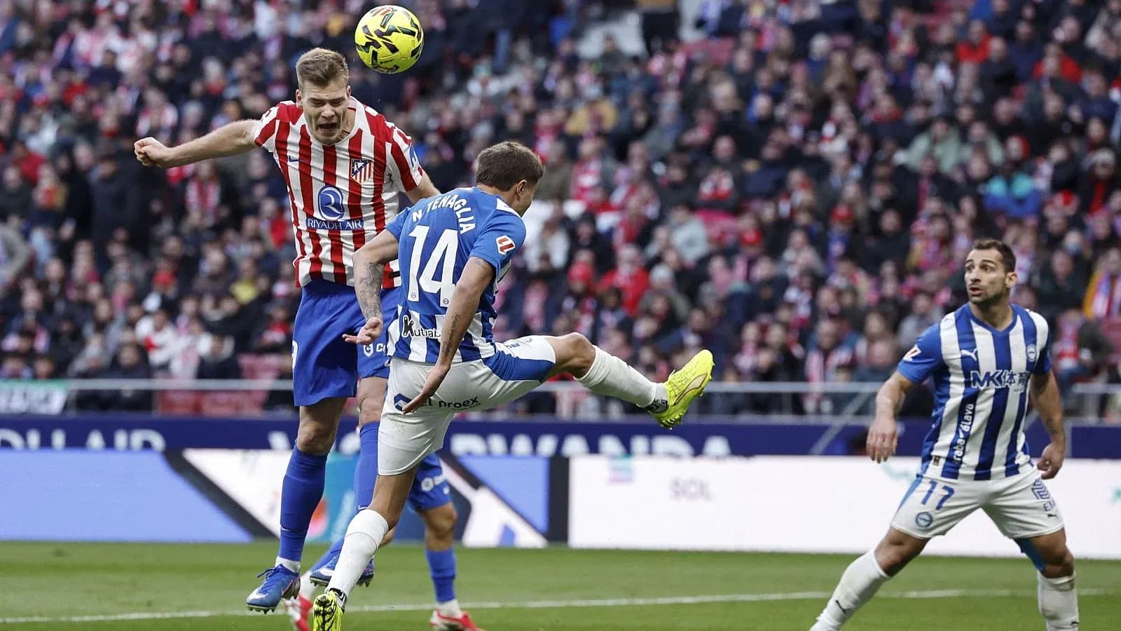 Jugador de Alavés desafiando a un jugador del Atlético