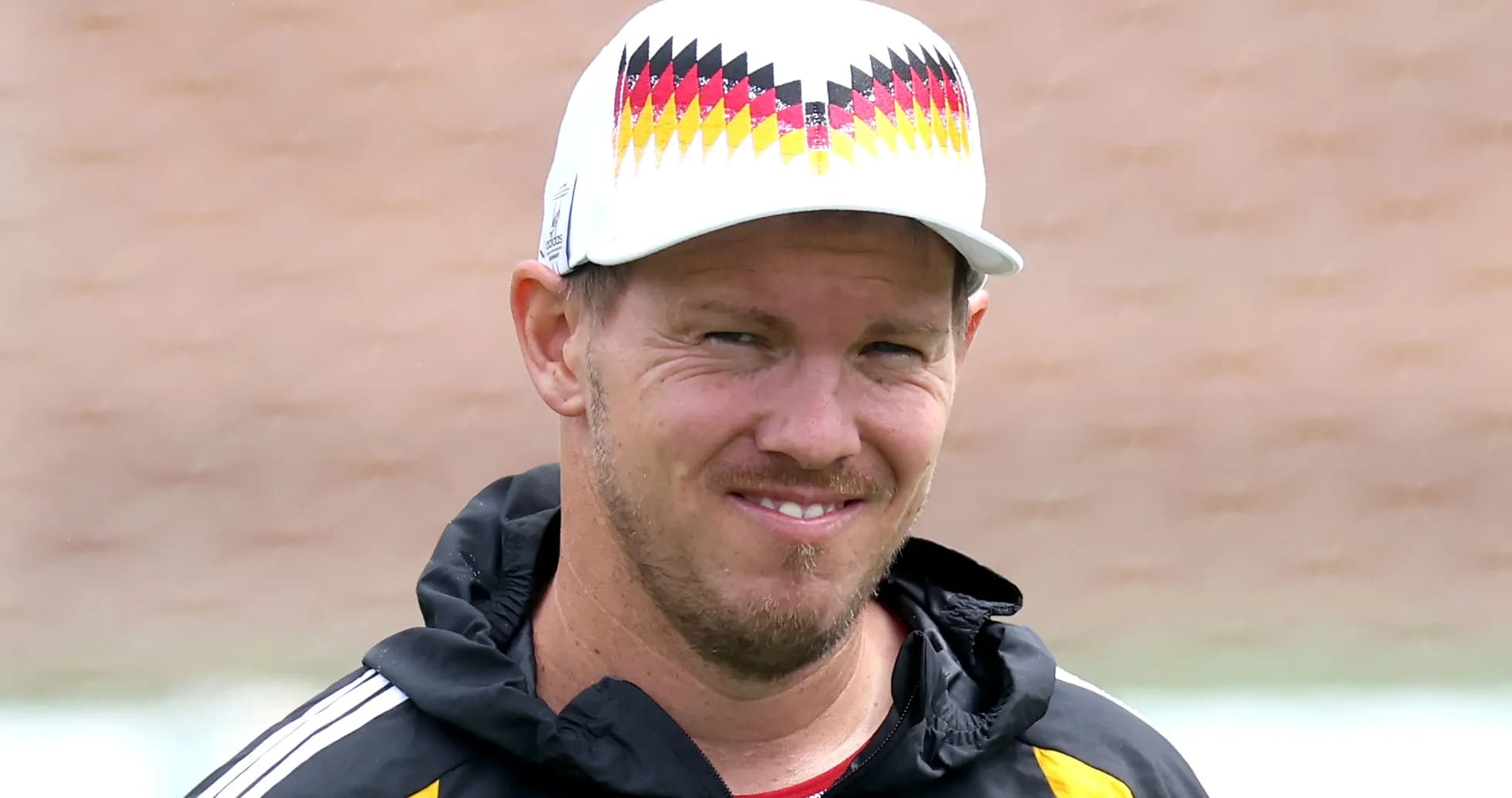 Entrenador con gorra durante sesión de entrenamiento