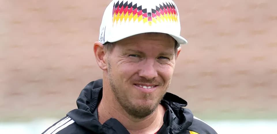 Entrenador con gorra durante sesión de entrenamiento