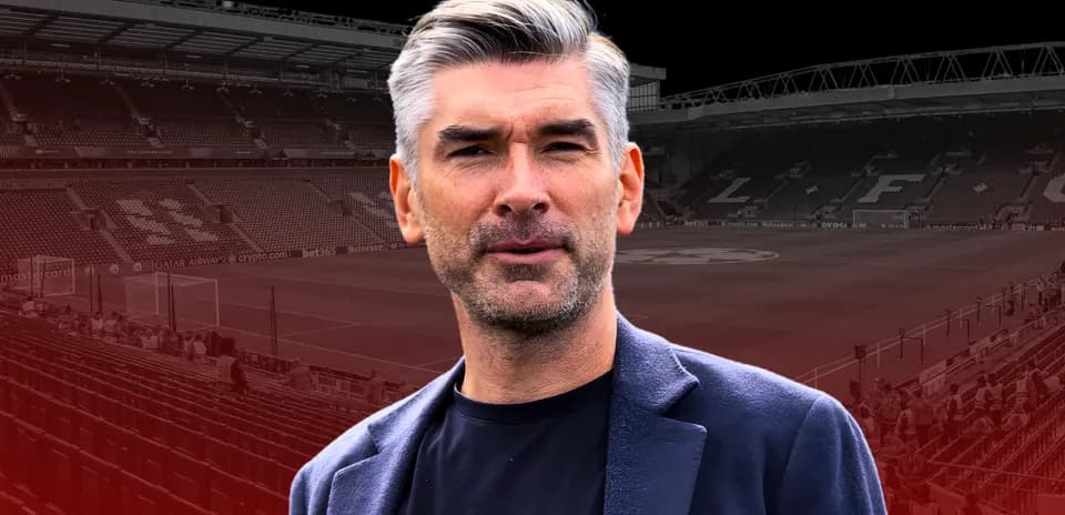 Hombre de pie en el estadio Anfield de Liverpool