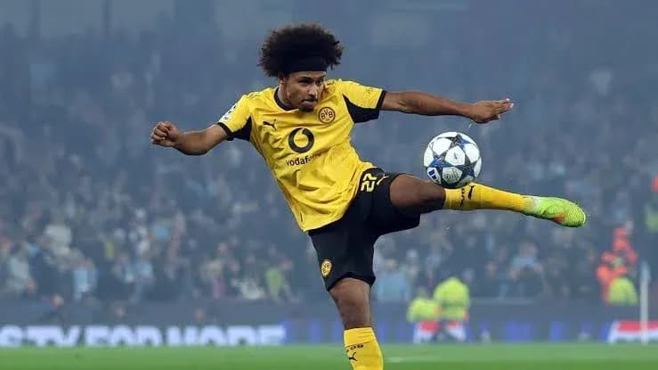 Jugador de Borussia Dortmund pateando un balón en partido