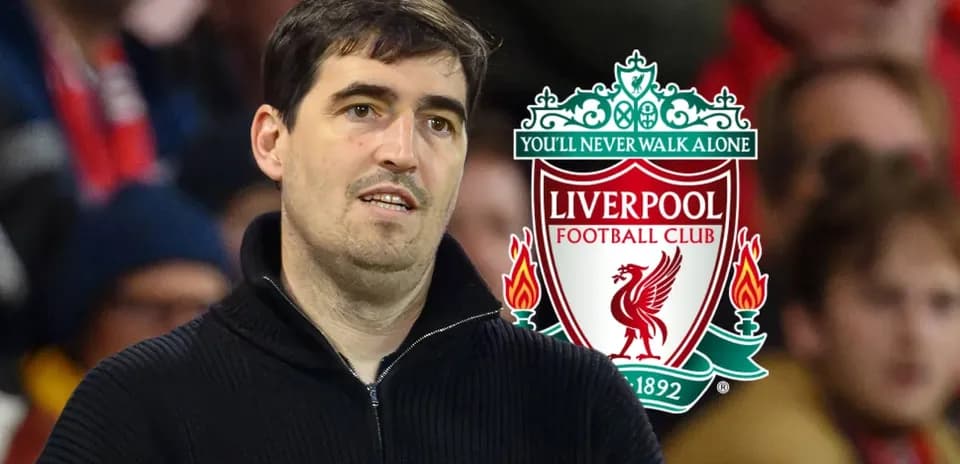 Hombre en estadio con logo de Liverpool detrás
