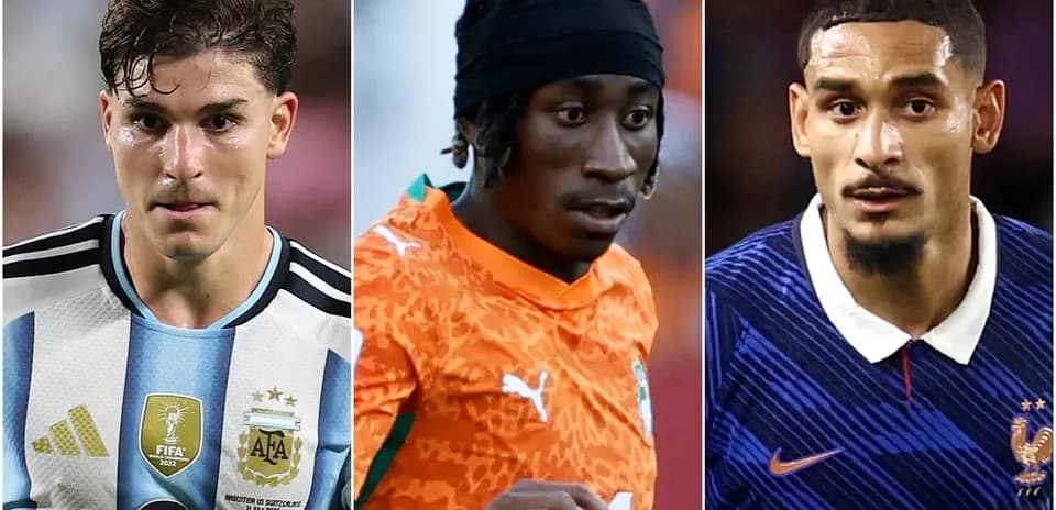 Tres jugadores en sus camisetas nacionales de fútbol