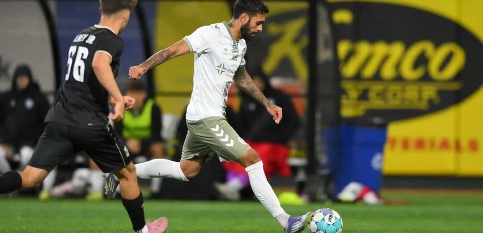 Jugador del NY Cosmos driblando en el partido