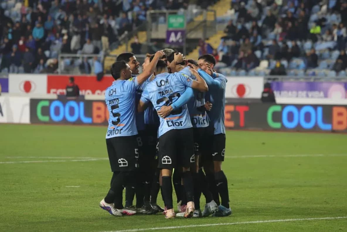 Jugadores de O'Higgins celebrando un gol
