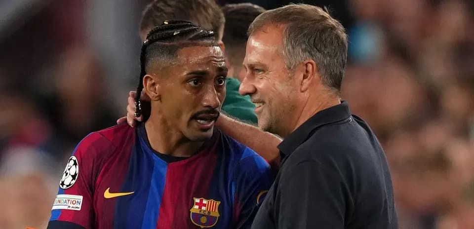 Jugador de Barcelona hablando con el entrenador durante el partido
