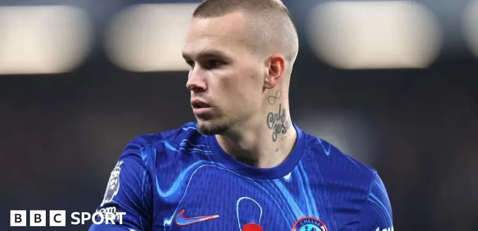 Jugador de Chelsea con camiseta azul durante partido