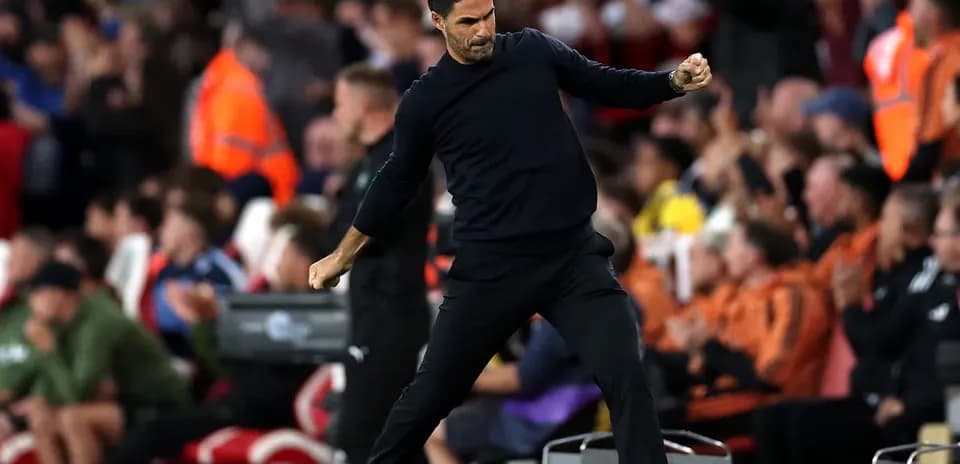 Entrenador celebrando en la línea de banda