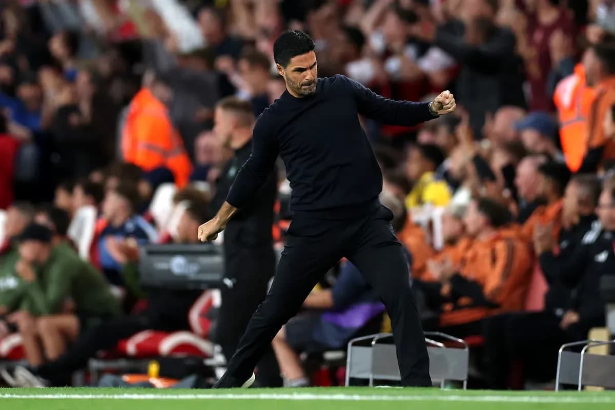 Entrenador celebrando en la línea de banda