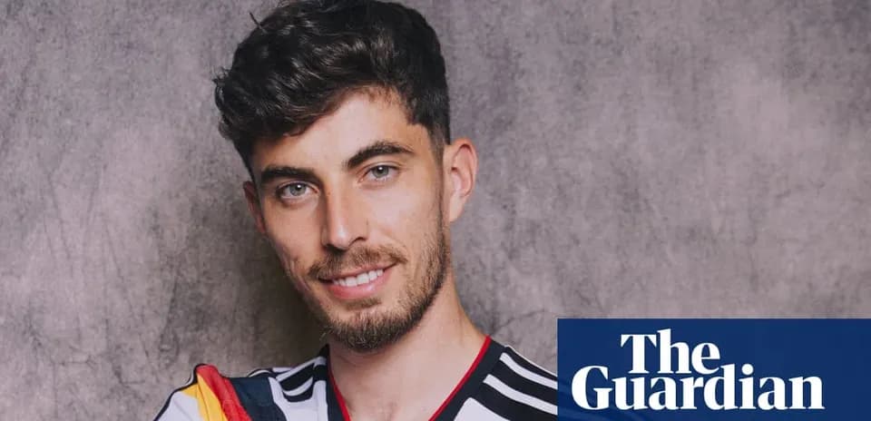 Jugador posando con camiseta de Alemania en fondo gris