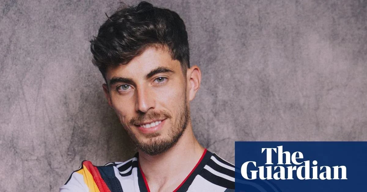 Jugador posando con camiseta de Alemania en fondo gris