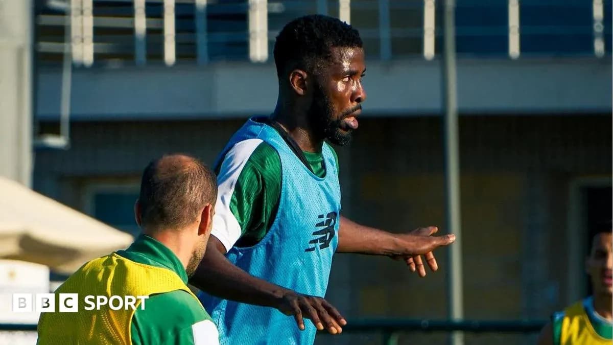 Jugador entrenando con compañeros en el campo
